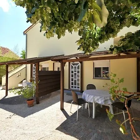 شقة In With Terrace, Air Conditioning, Wifi