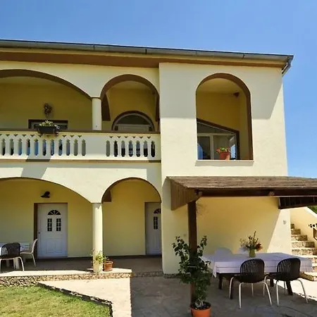 شقة In With Terrace, Air Conditioning, Wifi باكوشتاني